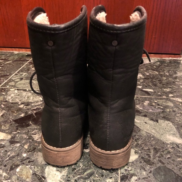 Black Boots with Faux Fur Lining - Picture 5 of 8